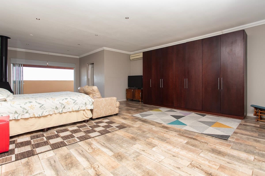 6 Bedroom Property for Sale in Vredekloof Heights Western Cape